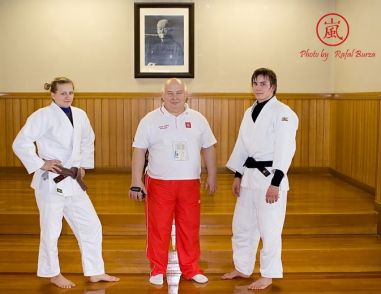 Od lewej: Agata Ozdoba-Błach, trener Edward Faciejew, Tomasz Kowalksi - Kodokan Japonia