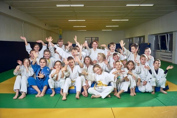 zdjęcie grupowe grupy młodszej na sali judo